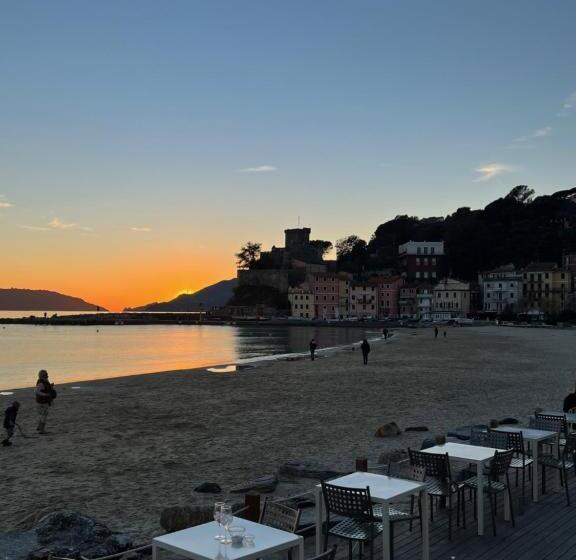 اتاق دوبلکس, La Torretta A San Terenzo