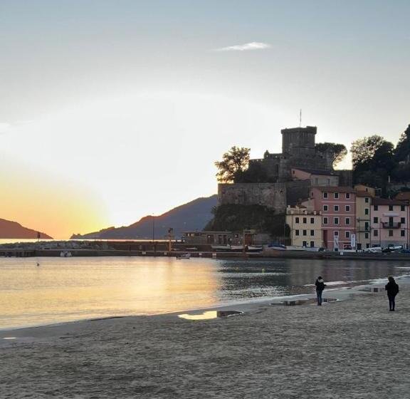 اتاق دوبلکس, La Torretta A San Terenzo