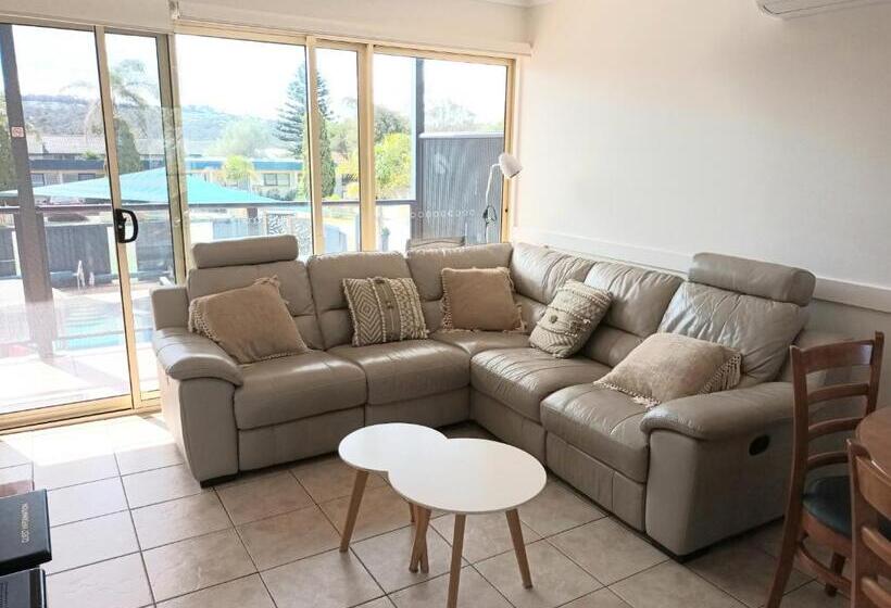 شقة غرفتين, Grandeur Holiday Units