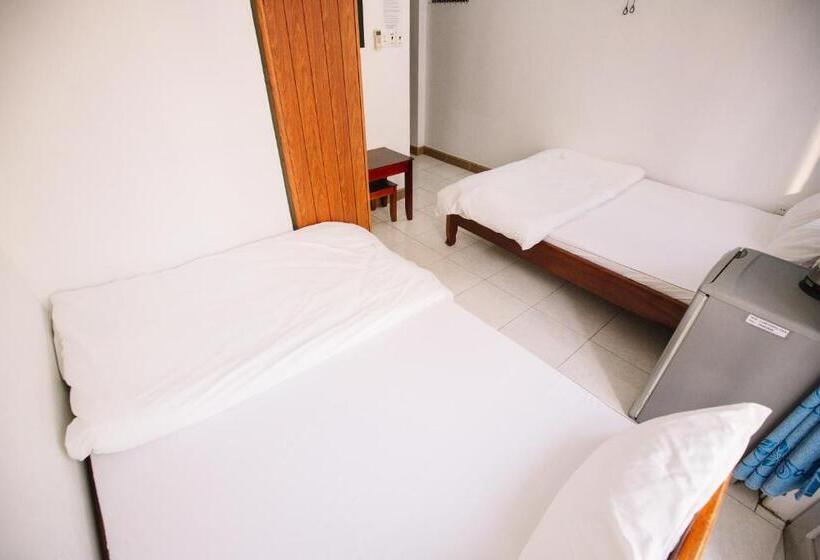 Economy Triple Room, Lum Dong Tien