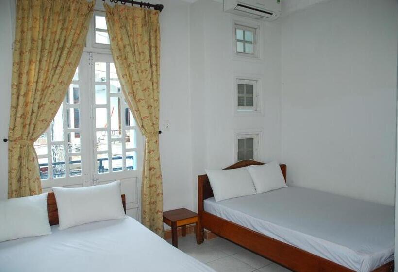 Economy Triple Room, Lum Dong Tien