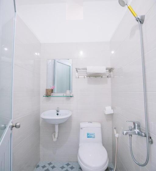 Economy Triple Room, Lum Dong Tien