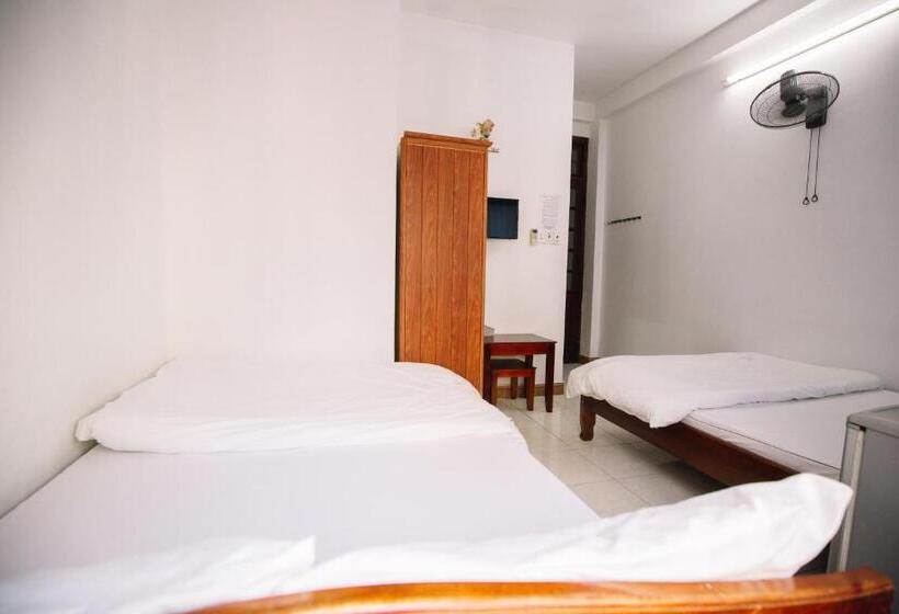 Economy Triple Room, Lum Dong Tien