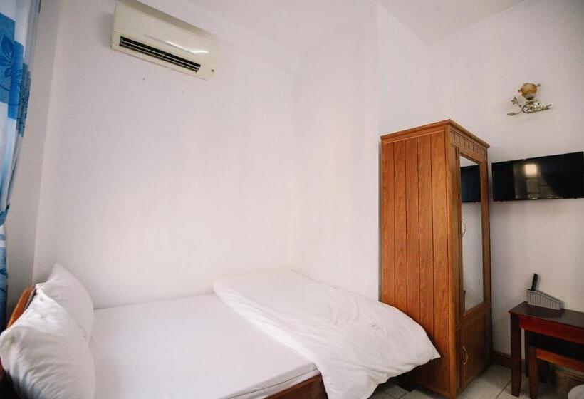 Economy Triple Room, Lum Dong Tien