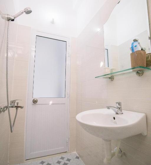 Economy Triple Room, Lum Dong Tien