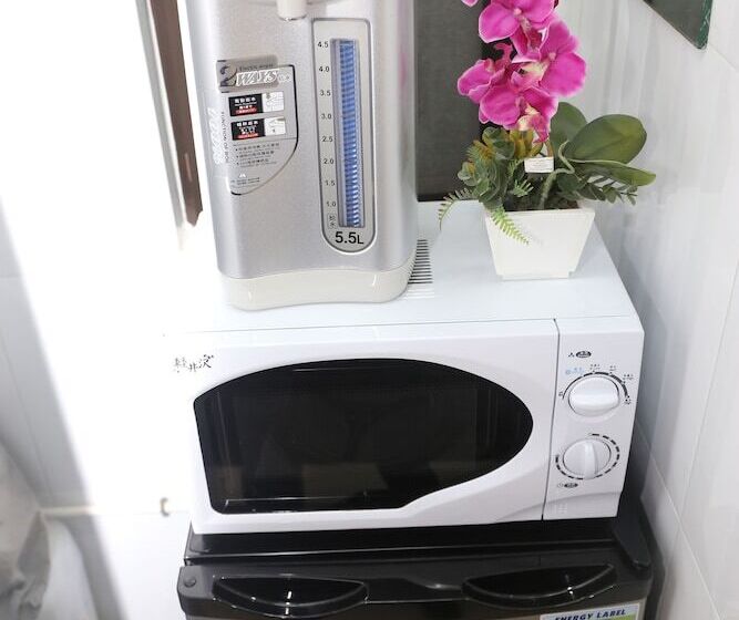 اتاق خانوادگی, Paris Guest House