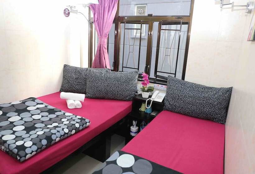 اتاق خانوادگی, Paris Guest House