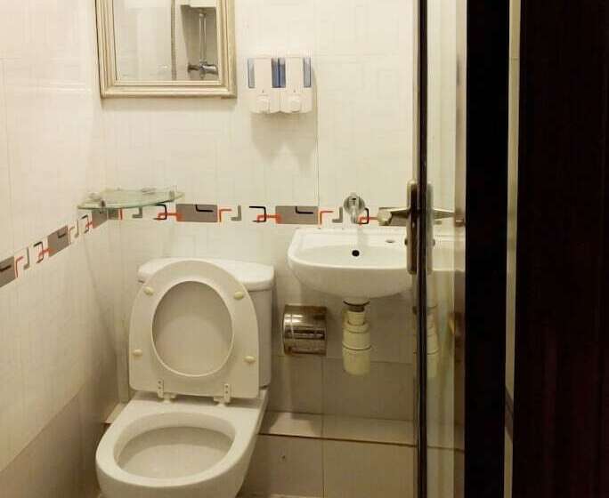 اتاق خانوادگی, Paris Guest House