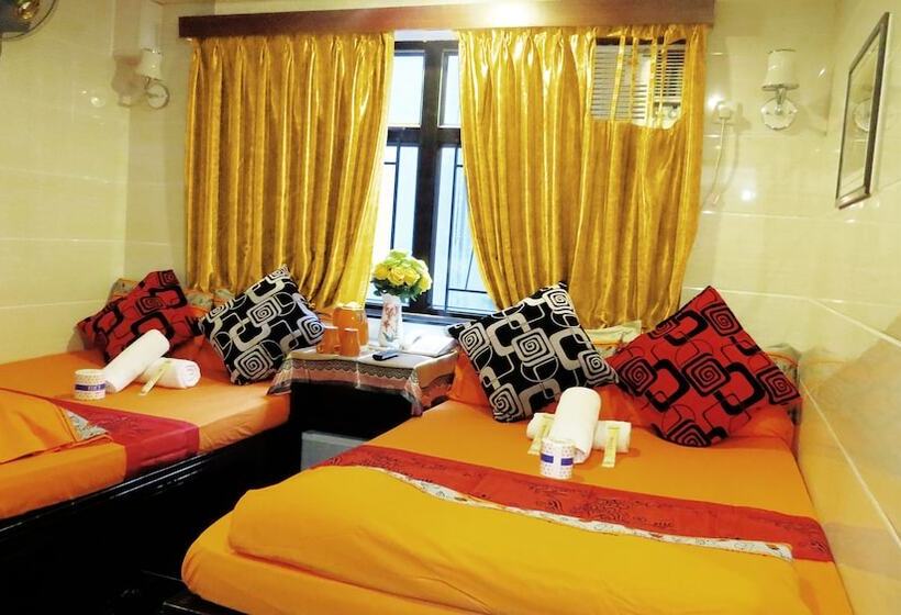 اتاق خانوادگی, Paris Guest House