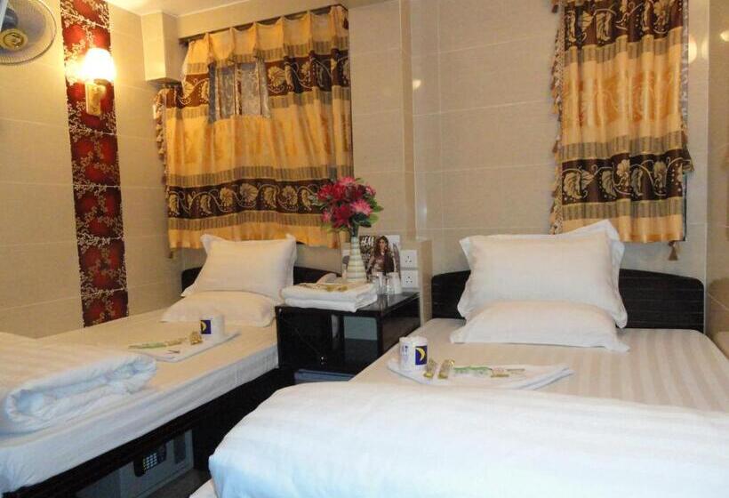 اتاق استاندارد سه نفره, Paris Guest House