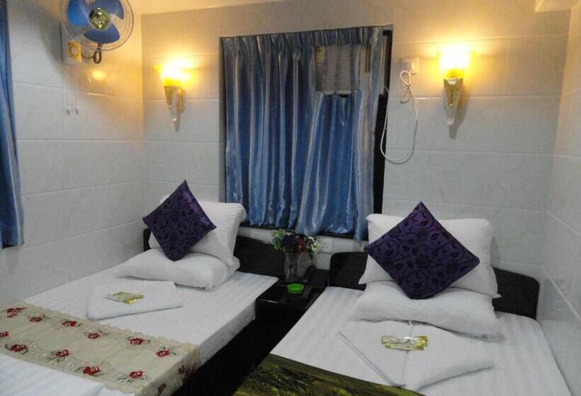 اتاق خانوادگی, Paris Guest House