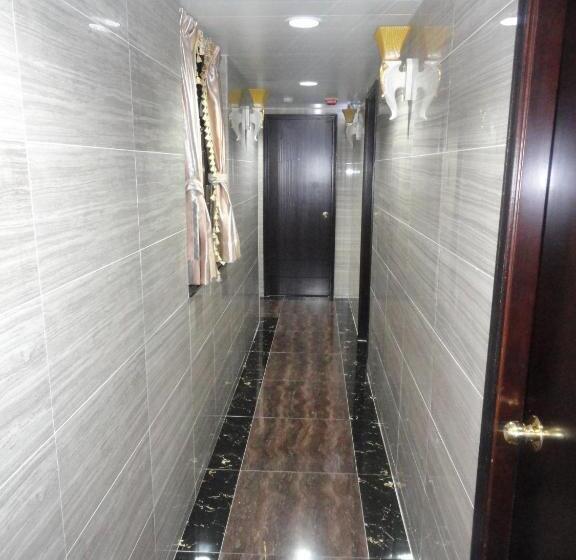 اتاق خانوادگی, Paris Guest House