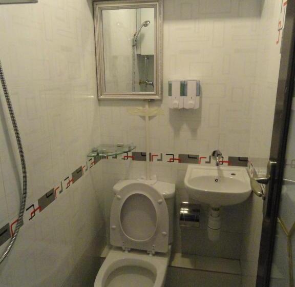 تختخواب در اتاق مشترک, Paris Guest House