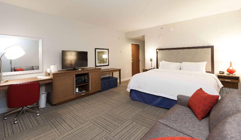 غرفة قياسية سرير كينج, Hampton Inn Emerson Lakepoint