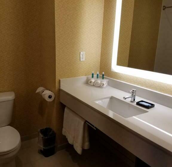 带大床的标准间, Holiday Inn Express Bordentown   Trenton South, An Ihg