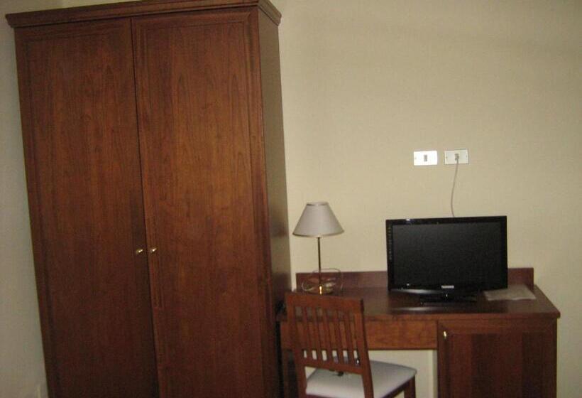 标准三人间, Hostiliae Ciminiera