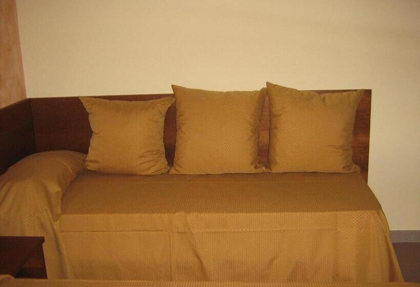 标准三人间, Hostiliae Ciminiera