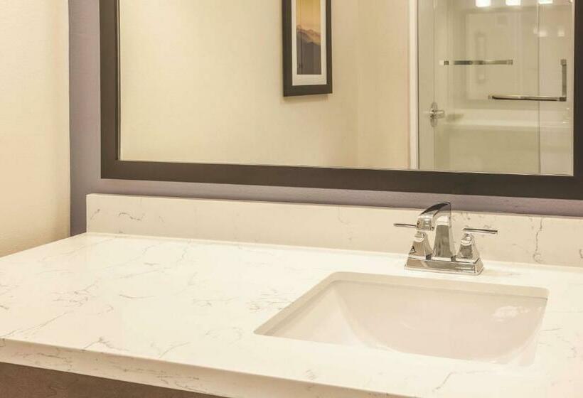 キングサイズベッドのスタンダードルーム, La Quinta By Wyndham Morgan Hill San Jose South