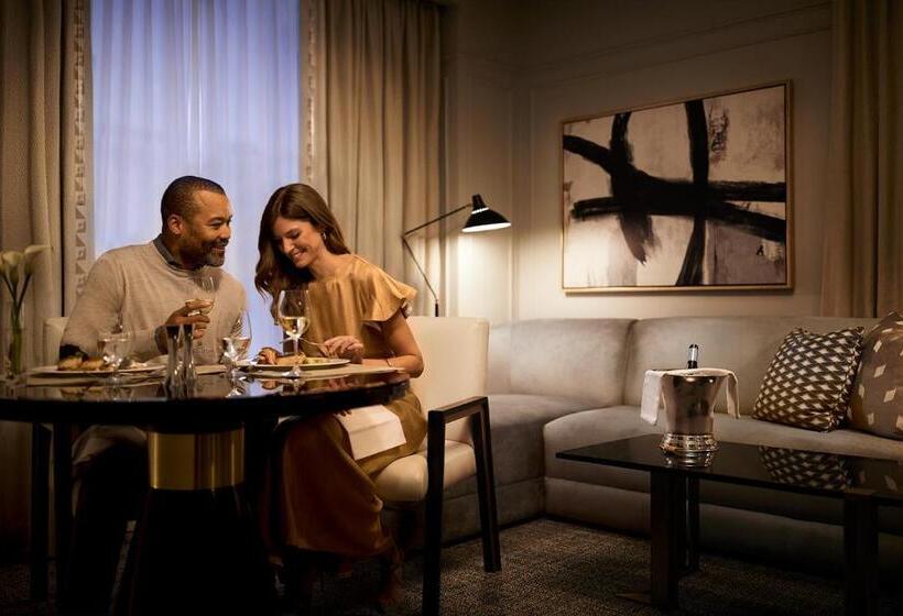 מיטת קינג בסוויטה, Fairmont Royal York Gold Experience