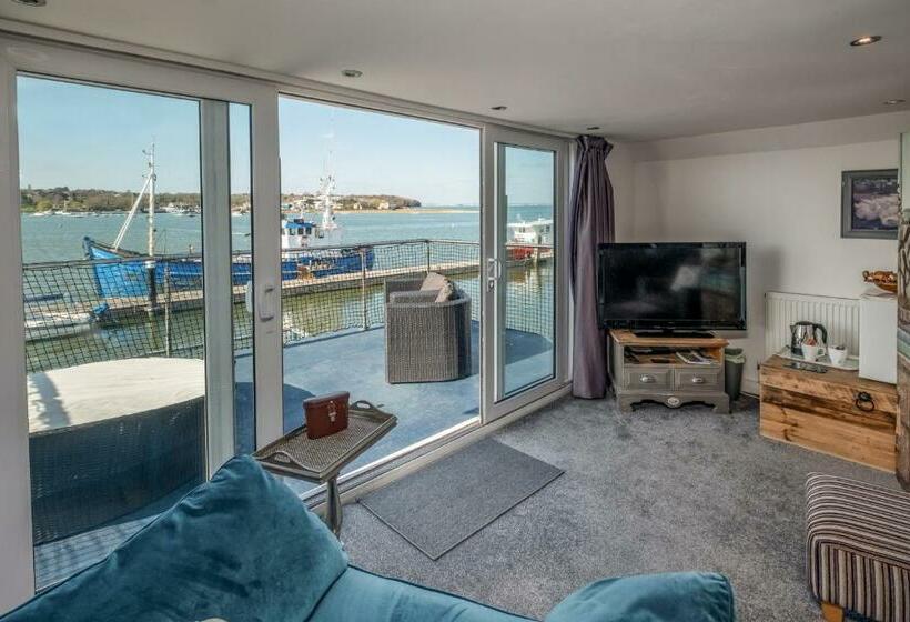 جناح سوبيريور, Houseboat Harbourside View