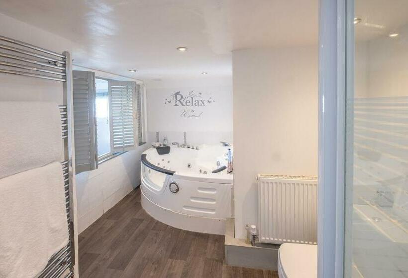 جناح سوبيريور, Houseboat Harbourside View