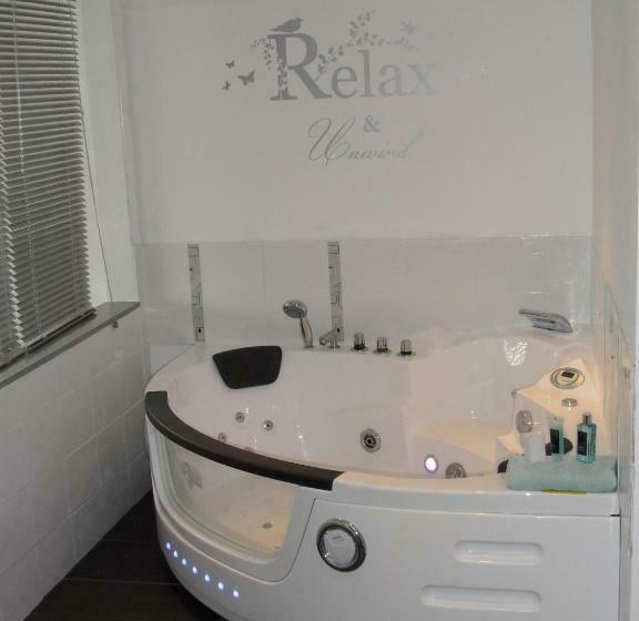 جناح سوبيريور, Houseboat Harbourside View