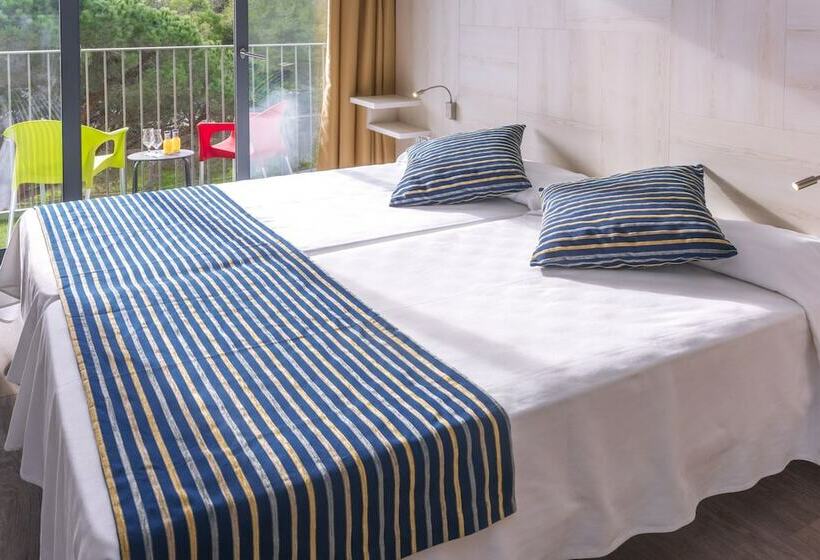 Трехместный Номер Стандарт Вид на Бассейн, Ght Sa Riera