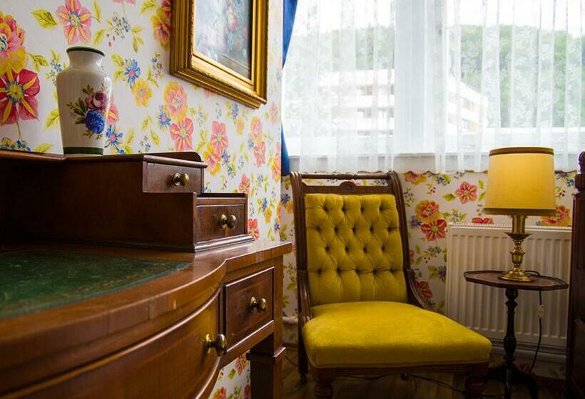 标准单人间, Victoria