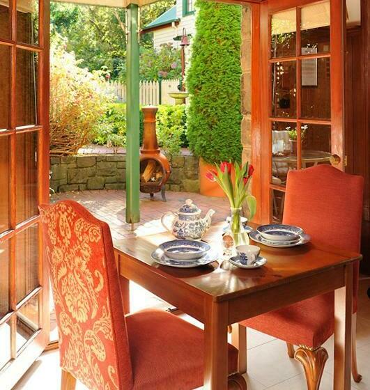 סוויטה, Mary Cards Coach House