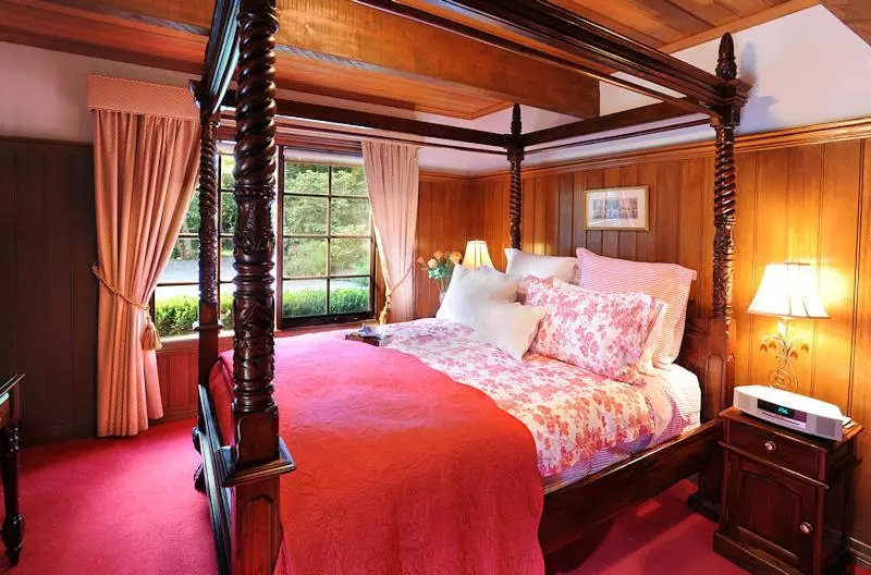 スイート, Mary Cards Coach House
