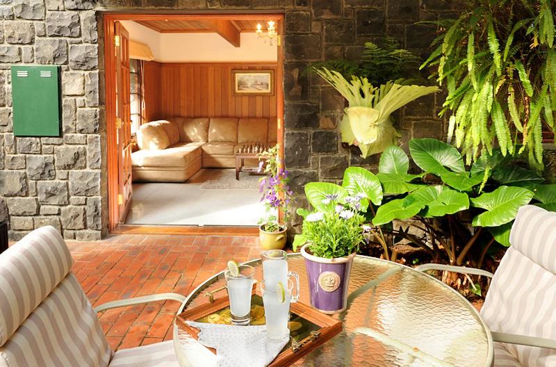 סוויטה, Mary Cards Coach House