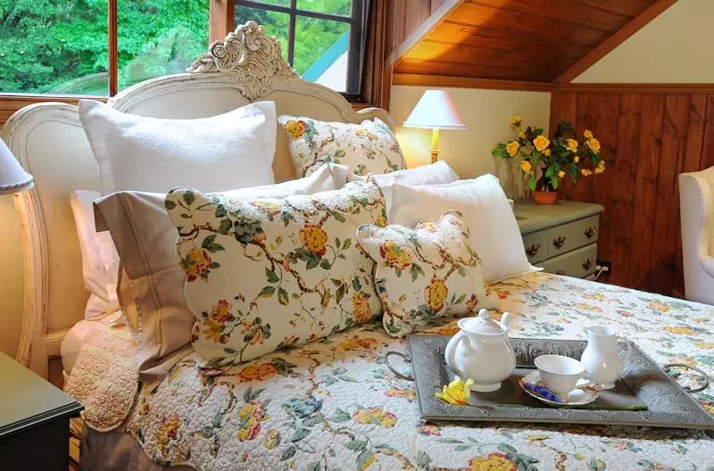 スイート, Mary Cards Coach House
