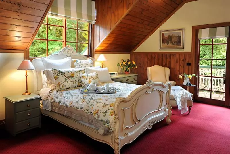 スイート, Mary Cards Coach House