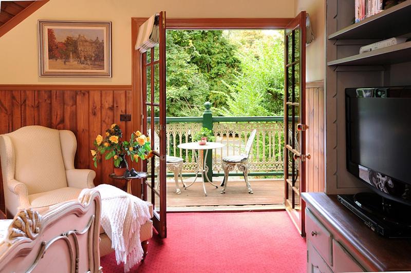 스위트, Mary Cards Coach House