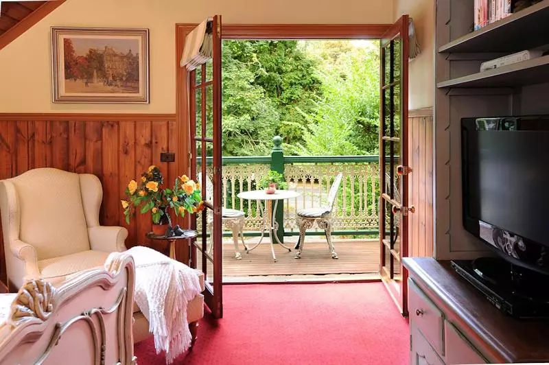 スイート, Mary Cards Coach House