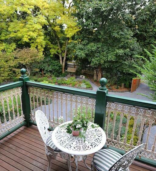 סוויטה, Mary Cards Coach House