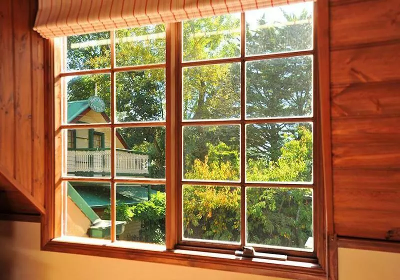スイート, Mary Cards Coach House