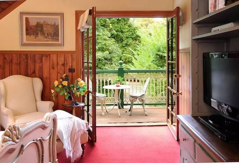 スイート, Mary Cards Coach House