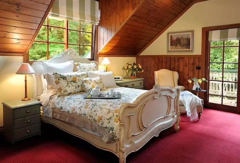 スイート, Mary Cards Coach House