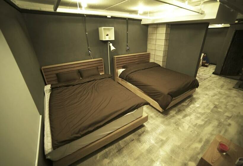 Quarto Familiar, That House Hongdae