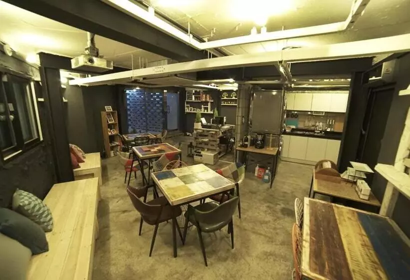 تختخواب در اتاق مشترک, That House Hongdae
