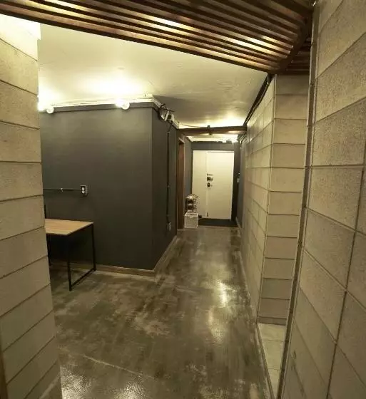 تختخواب در اتاق مشترک, That House Hongdae