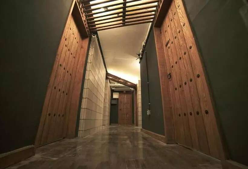 تختخواب در اتاق مشترک, That House Hongdae