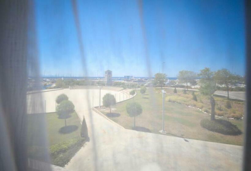 חדר משפחתי, Yacht Club