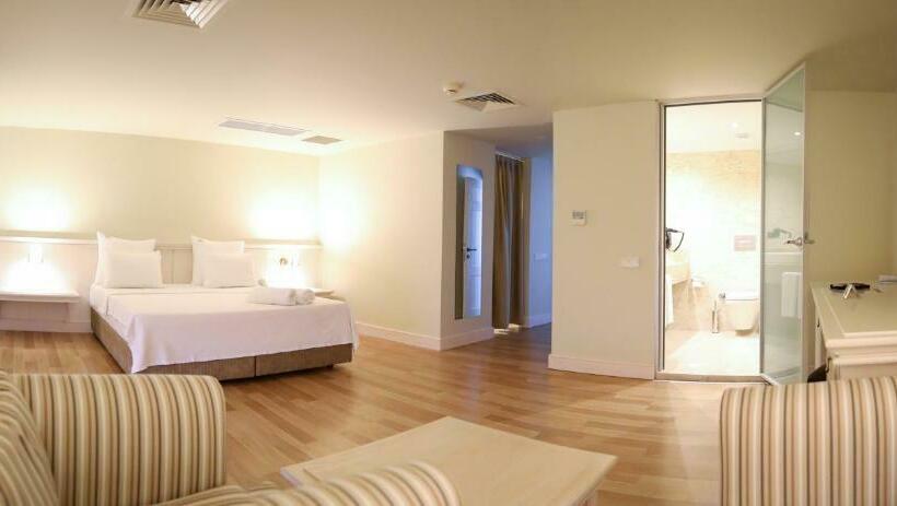 חדר משפחתי, Yacht Club