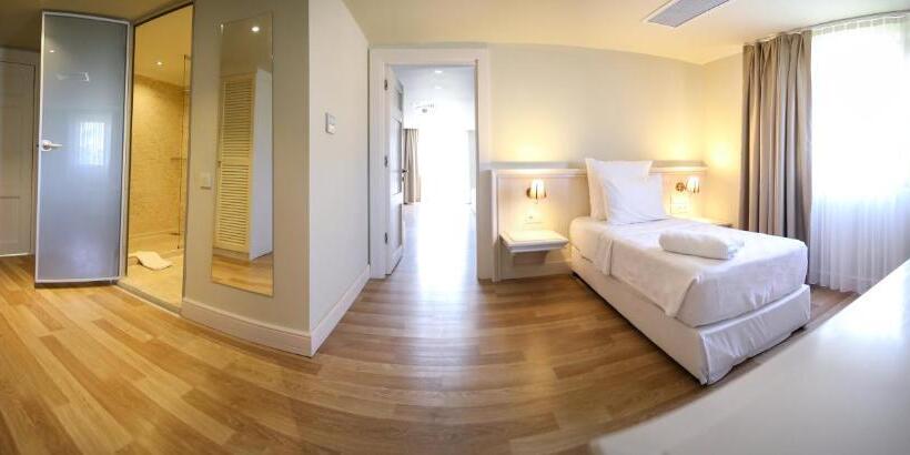 חדר משפחתי, Yacht Club