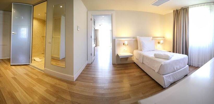 חדר משפחתי, Yacht Club