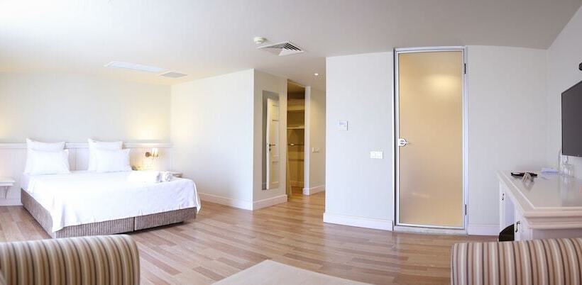 חדר משפחתי, Yacht Club