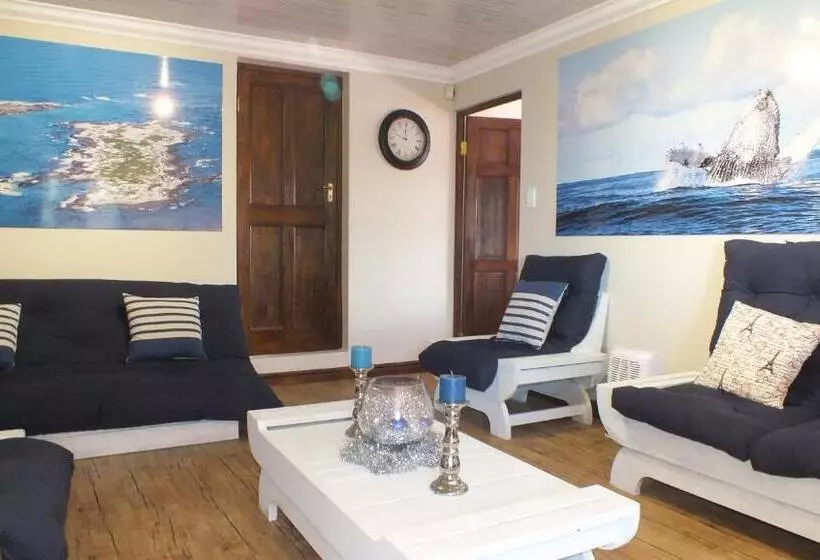 Talo 2 Makuuhuonetta, White Shark Guest House