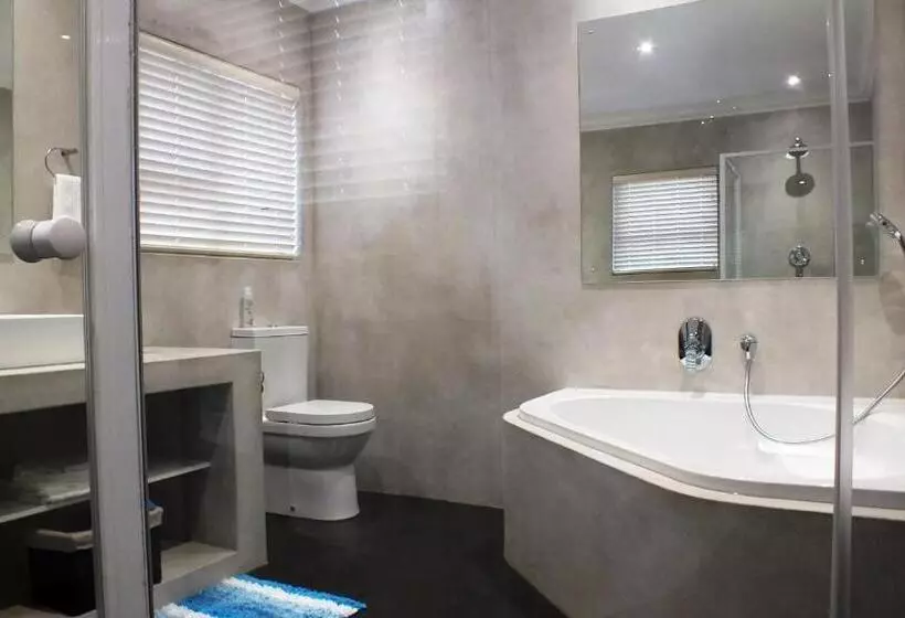 Talo 2 Makuuhuonetta, White Shark Guest House
